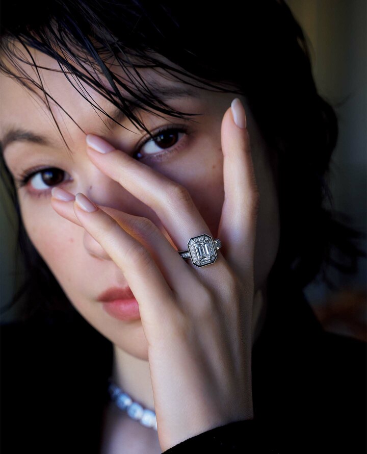 ブシュロンのダイヤモンドジュエリーを着用したモデルの太田莉菜さん