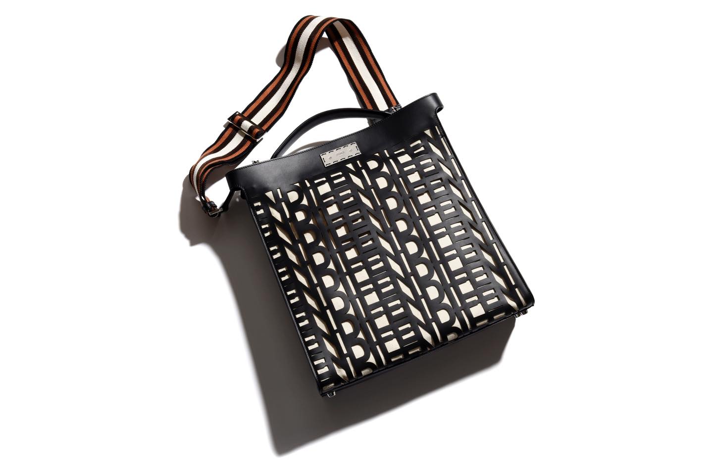 【H40×W36×D8cm】鞄¥552,000(フェンディ ジャパン)