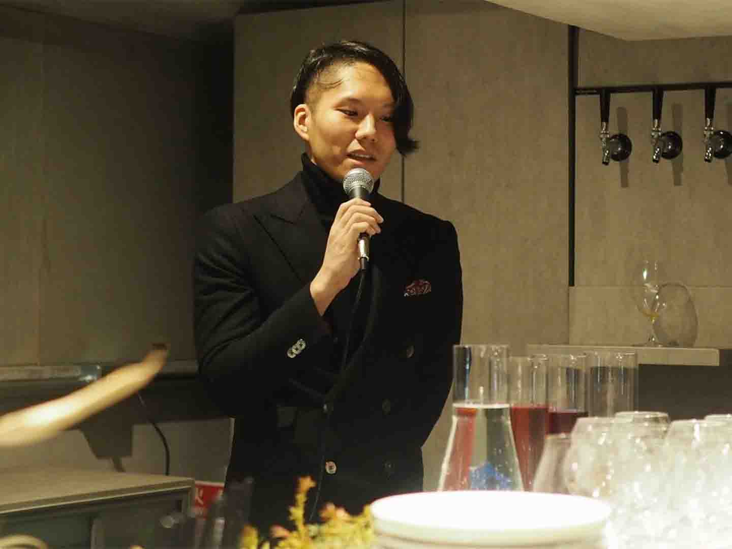 レセプションパーティーであいさつする野口さん