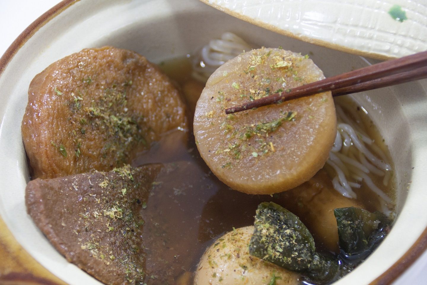 だし粉をかけて食べる静岡おでん