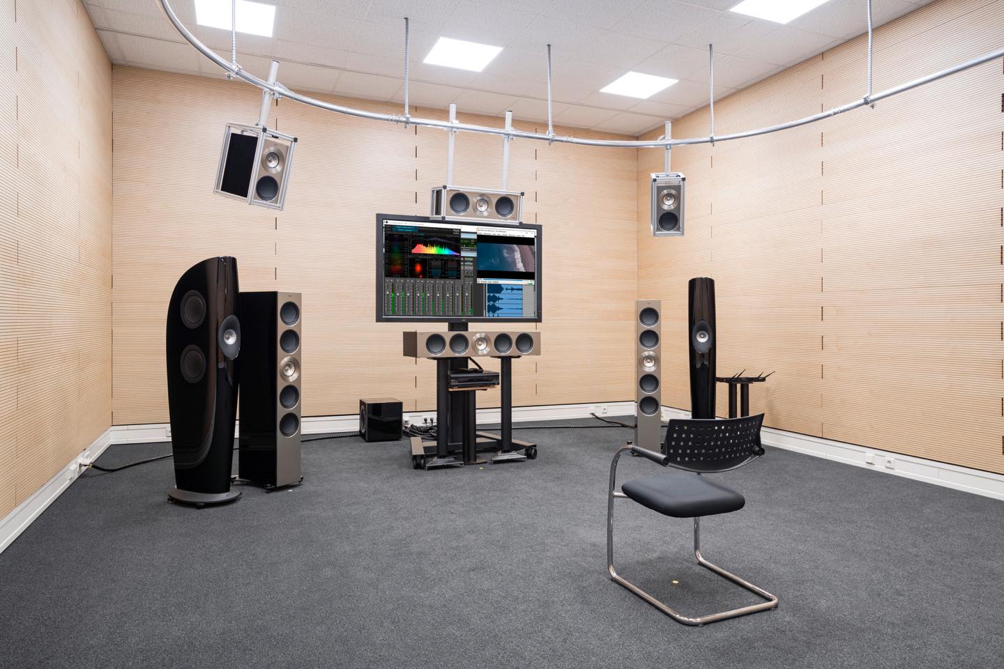 開発センターにある音の評価ルーム。