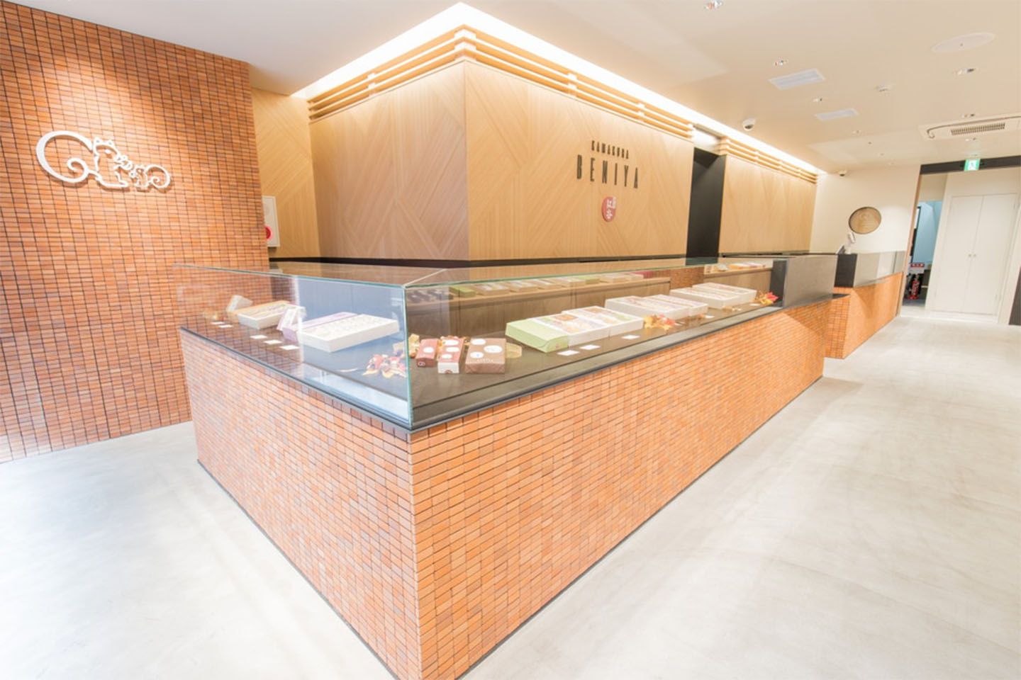 店内は一転明るいトーン。