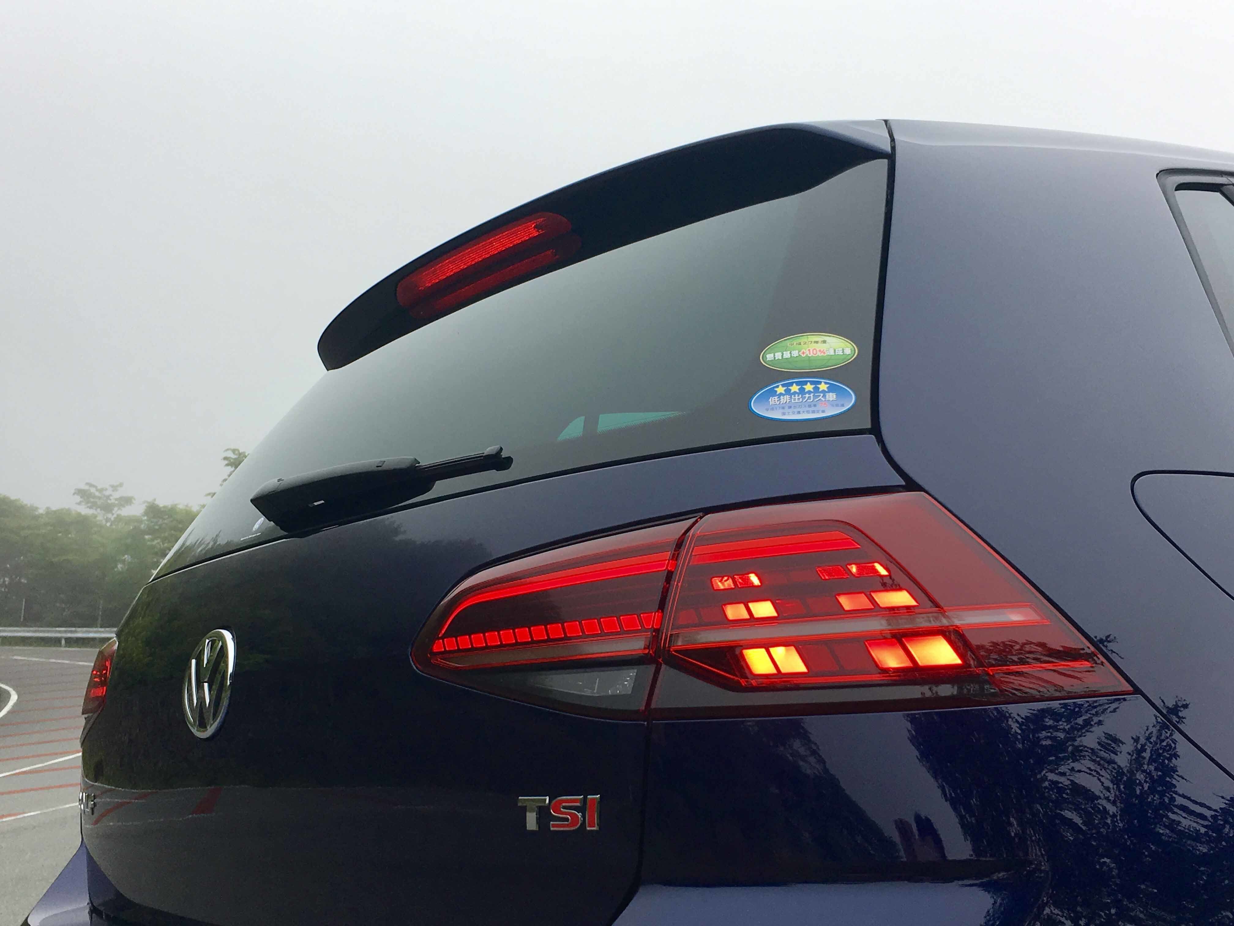 今回から前後のライトがLED化された。テール部はウィンカーが流れるように光る。
