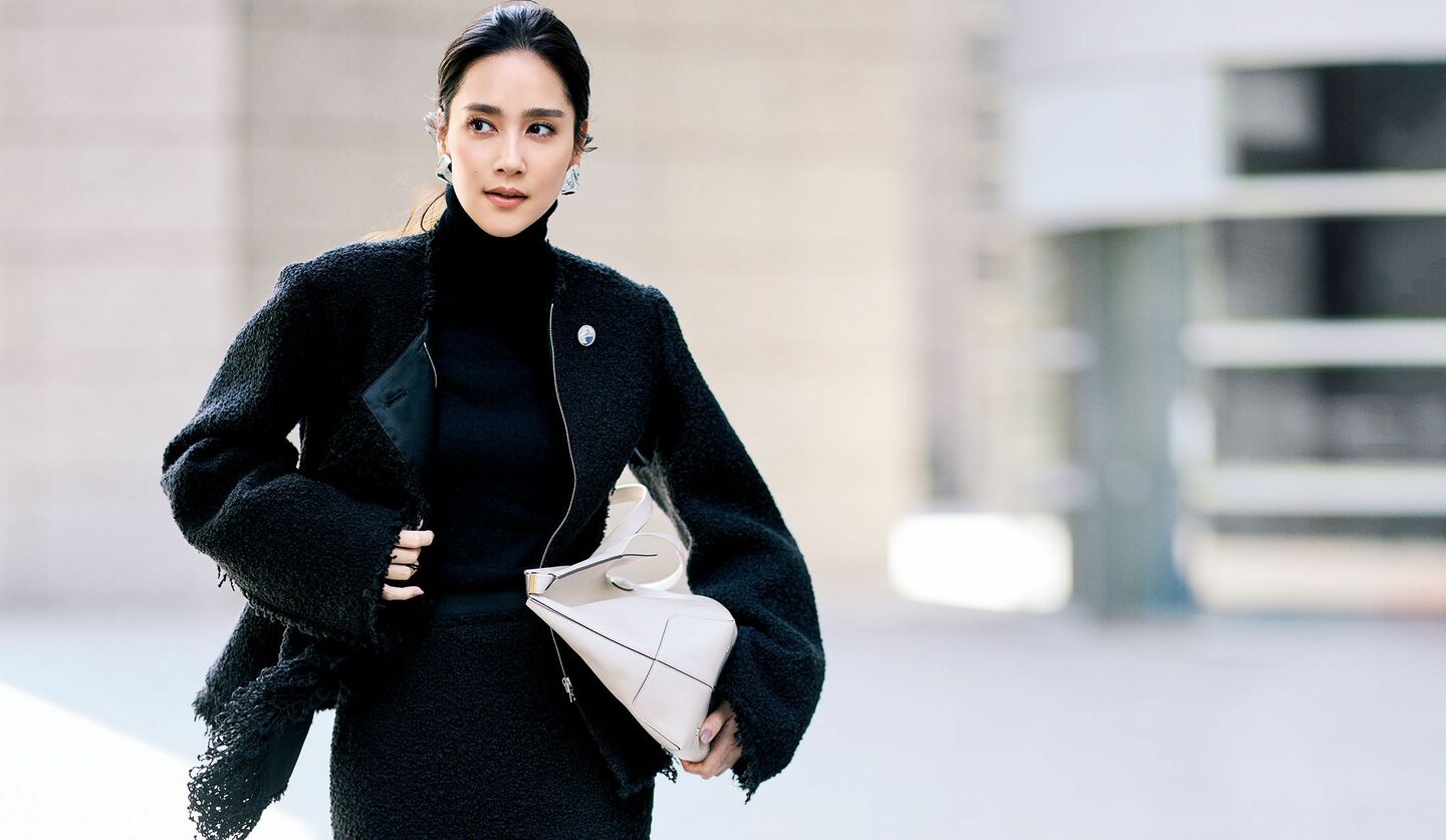 「ランバン」のノーカラージャケットとロングタイトスカートを着用したモデル