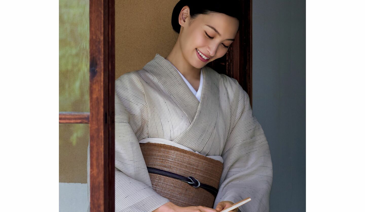 絹糸と麻糸で織られた「麻駒上布」は、見た目にも涼やかさを誘う、上質な夏着物。科の木の繊維で織られたという、樹木の濃淡が浮き上がる表情豊かな古代織物の帯にも魅せられて。「銀座もとじ 和織・和染」麻駒上布の着物を着用した大政 絢さん