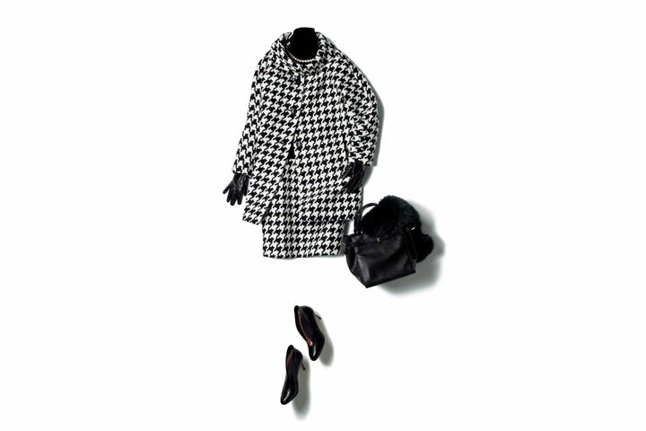 コート・スカート（TOMORROWLAND〈TOMORROWLAND collection〉）、ニット（wb）、ファー（シンクロ クロッシングズ恵比寿グラススクエア）、バッグ（ヴァレクストラ・ジャパン〈ヴァレクストラ〉）、グローブ（ADORE〈BrunoCarlo〉）、ネックレス［ピアス付き］（チェルキ〈ルーナ〉）、靴（ディクラッセ／アオイ〈ジャンヴィト ロッシ〉　撮影／唐澤光也（パイルドライバー）　BY：『Precious12月号』小学館、2014年