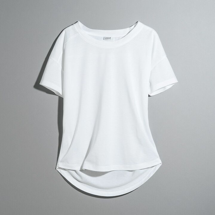 白Tシャツ￥29,000／サイズ展開：XS～L（イタリアサイズ）［リヨセル×コットン×ポリエステル］（ロエベ ジャパン）　［Precious2019年8月号145ページ］