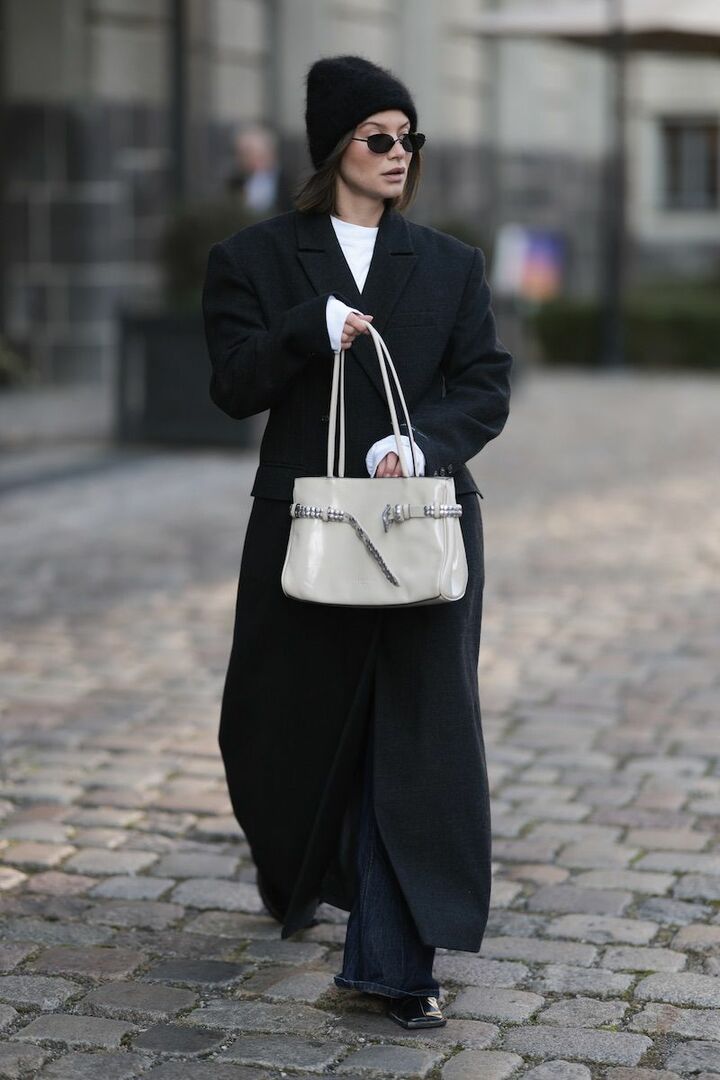 黒のニット帽とサングラスの合わせ技がスタイリッシュ。