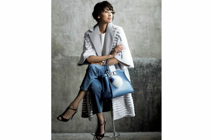 ファーコート［ベルト付き］・ノースリーブブラウス・ジーンズ・バッグ・ファーチャーム［白］・［ブルー］・時計・靴（フェンディ ジャパン）