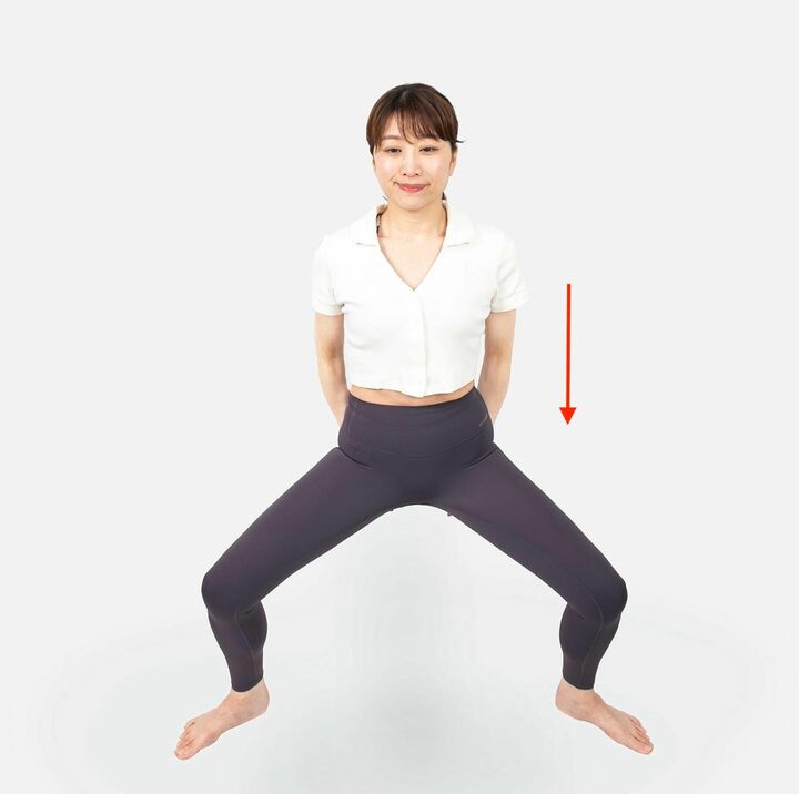 息を止めたまま、スクワット風の動きを行う