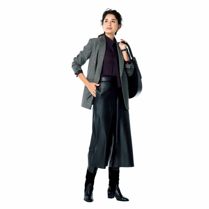 パンツ￥32,000（オットデザイン〈ルーム エイト〉）、ブーツ［ヒール5.5cm］￥205,000（クリスチャン ルブタン ジャパン）、ブラウス￥125,000（チェルキ〈ステファノ〉）、ジャケット￥40,000（ドレステリア 新宿店〈ドレステリア〉）、バッグ￥209,000（トッズ･ジャパン）、ピアス￥145,000・リング￥180,000（ジョージ ジェンセン ジャパン）、時計￥410,000（オメガ）