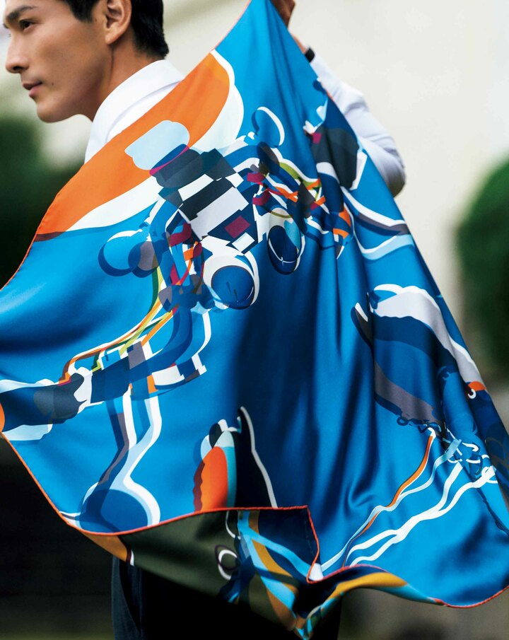 スカーフ ¥75,900・シャツ ¥148,500・パンツ［スーツ価格］¥612,700（エルメスジャポン）