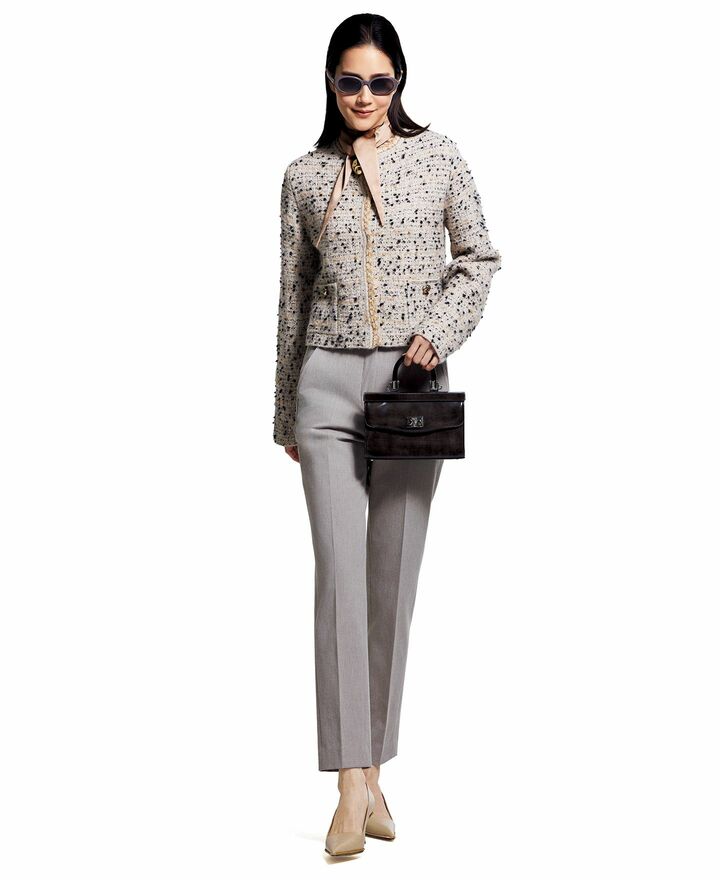 シンプルエレガンス派のレイヤードスタイルを着用したモデルのAtsukoさん