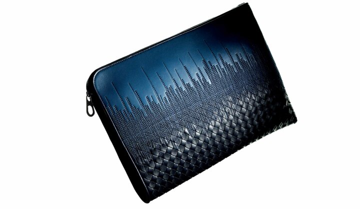 強靭さとやわらかく肌に吸いつくような質感を兼ね備えた、カーフ（子牛）のナッパレザーを採用。革を緻密に編み込む技法「イントレチャート」によって描かれる陰影が、なんとも美しい。定番モデルではないため、急ぎ手に入れたい。［名品データ］●素材：ナッパレザー ●サイズ：縦24×横34×マチ２cm ●色展開：写真のネイビー系のほか、グリーン系、ベージュ～グレージュ系の３色展開 ￥200,000（ボッテガ・ヴェネタ ジャパン）※税抜、参考価格