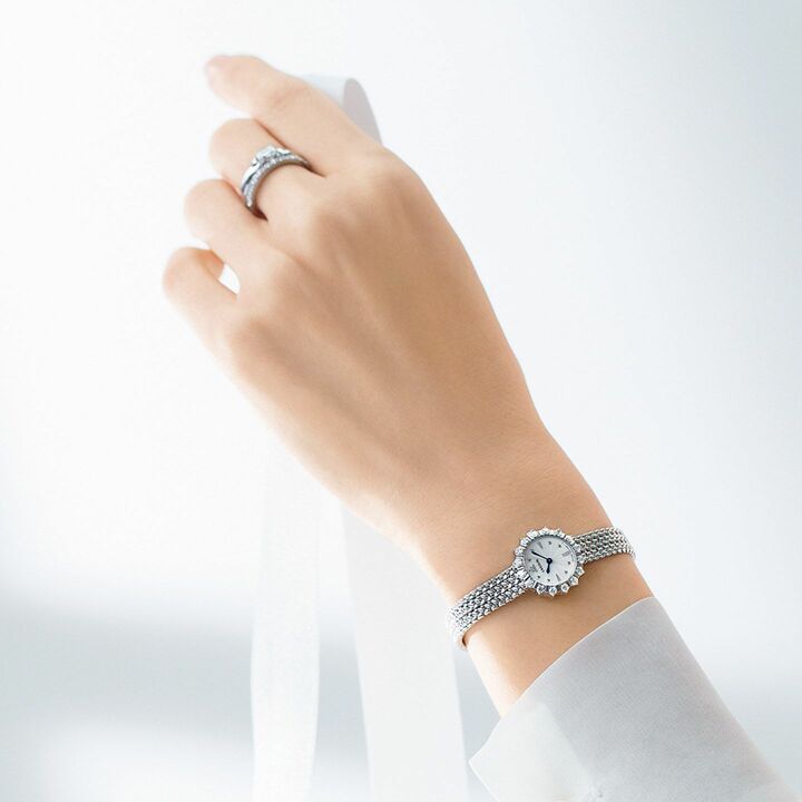 時計「GSTE967」￥500,000 クオーツ 【ケース径：19.4mm】［ケース：ステンレススチール×ダイヤモンド、ブレスレット：ステンレススチール］（セイコーウオッチ お客様相談室）、リング￥1,050,000（和光）、シャツ／私物