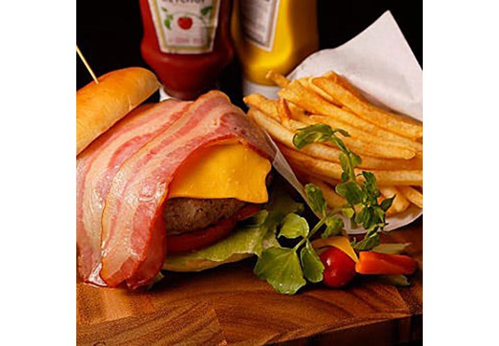 「BAR PLUS/大阪マリオット都ホテル」の「マリオットバーガー」(大阪市天王寺区天王寺駅)
