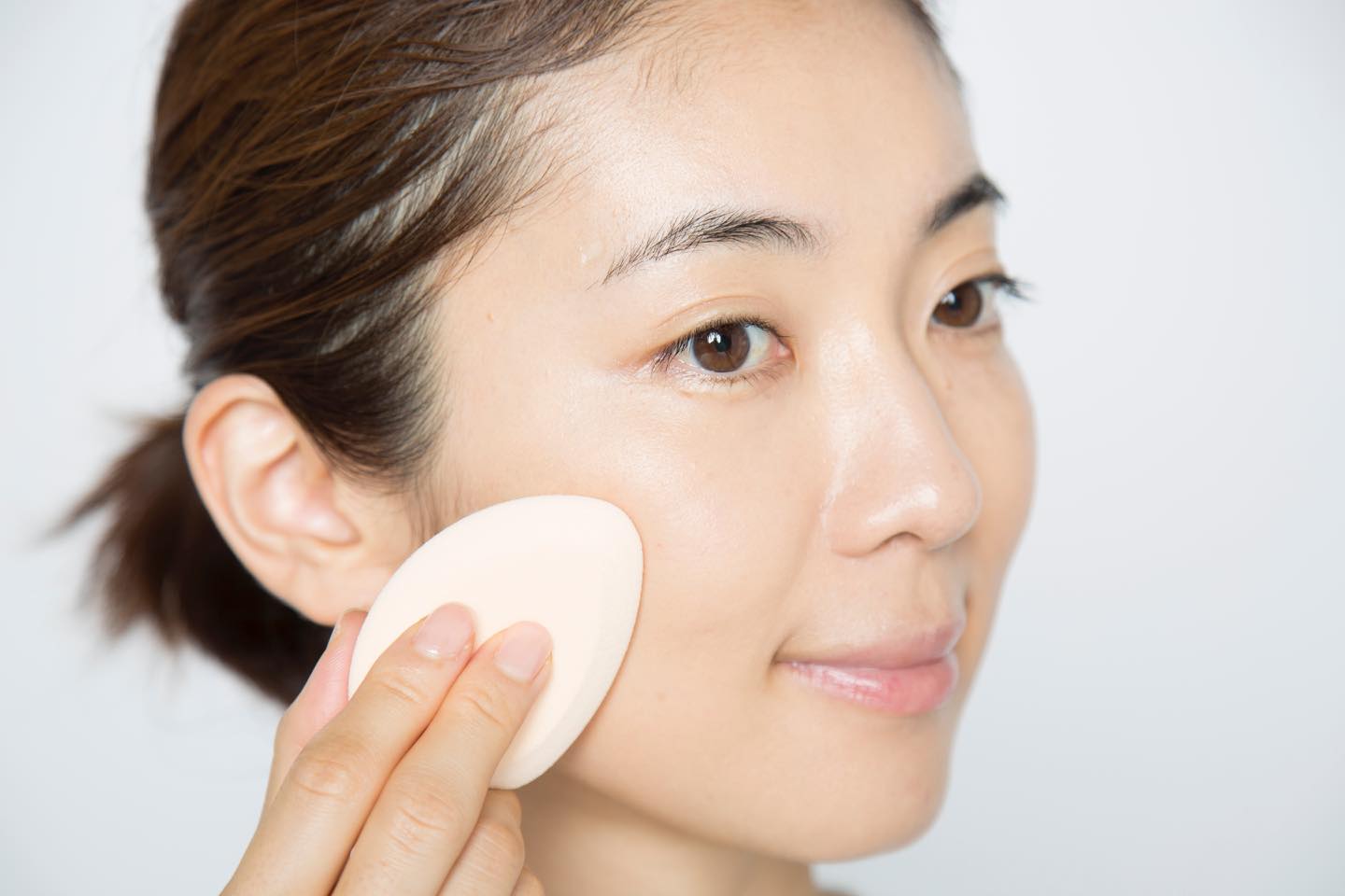 ファンデーションを塗ったあと、スポンジを使います。