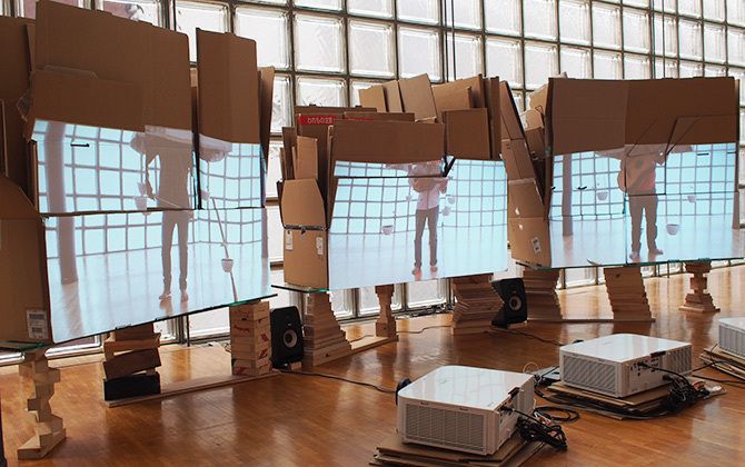 「水の三部作 2」 アブラハム・クルズヴィエイガス展にてビデオを投影したのは段ボールのスクリーン