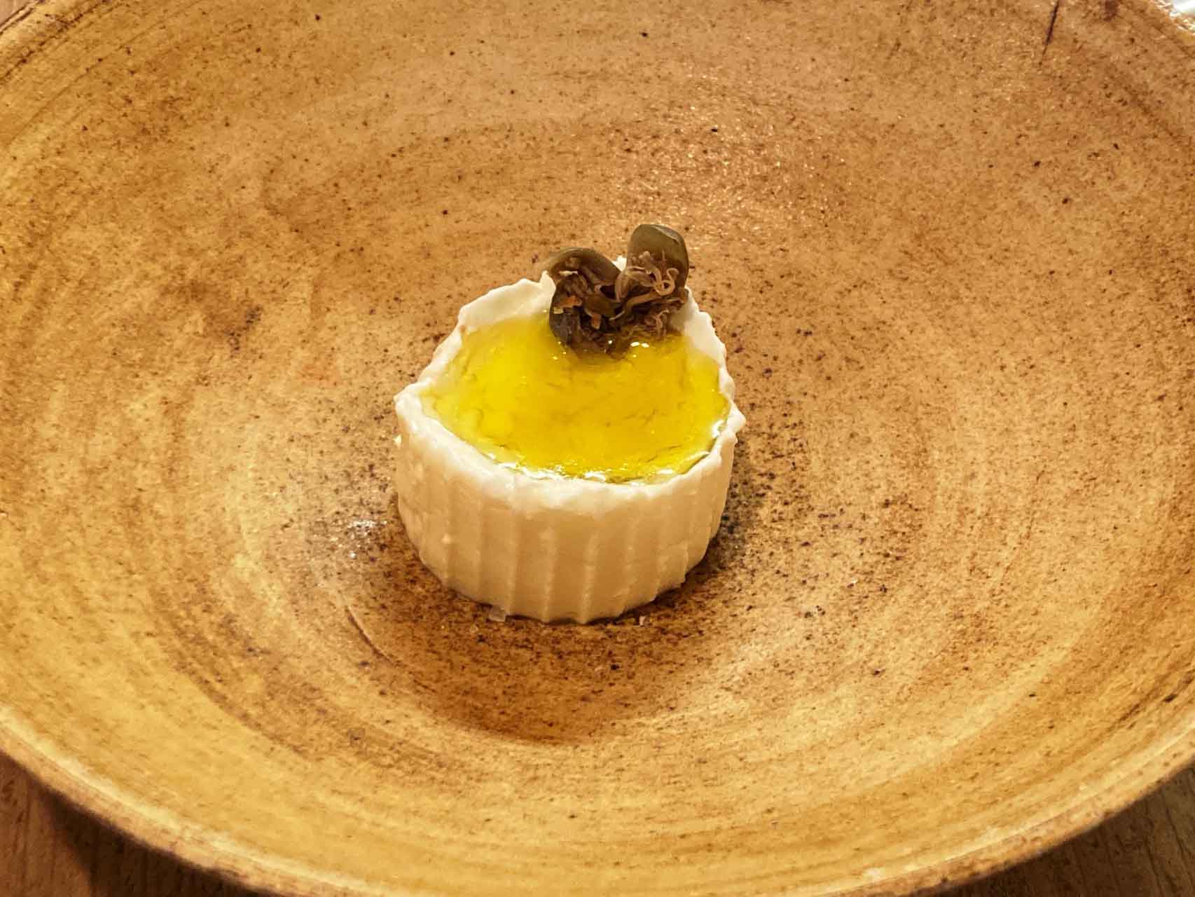 高桑シェフ自らが作る牛乳のフレッシュチーズ「ジュンカータ」優しい味わいとほろ苦いオリーブオイルの組み合わせ。