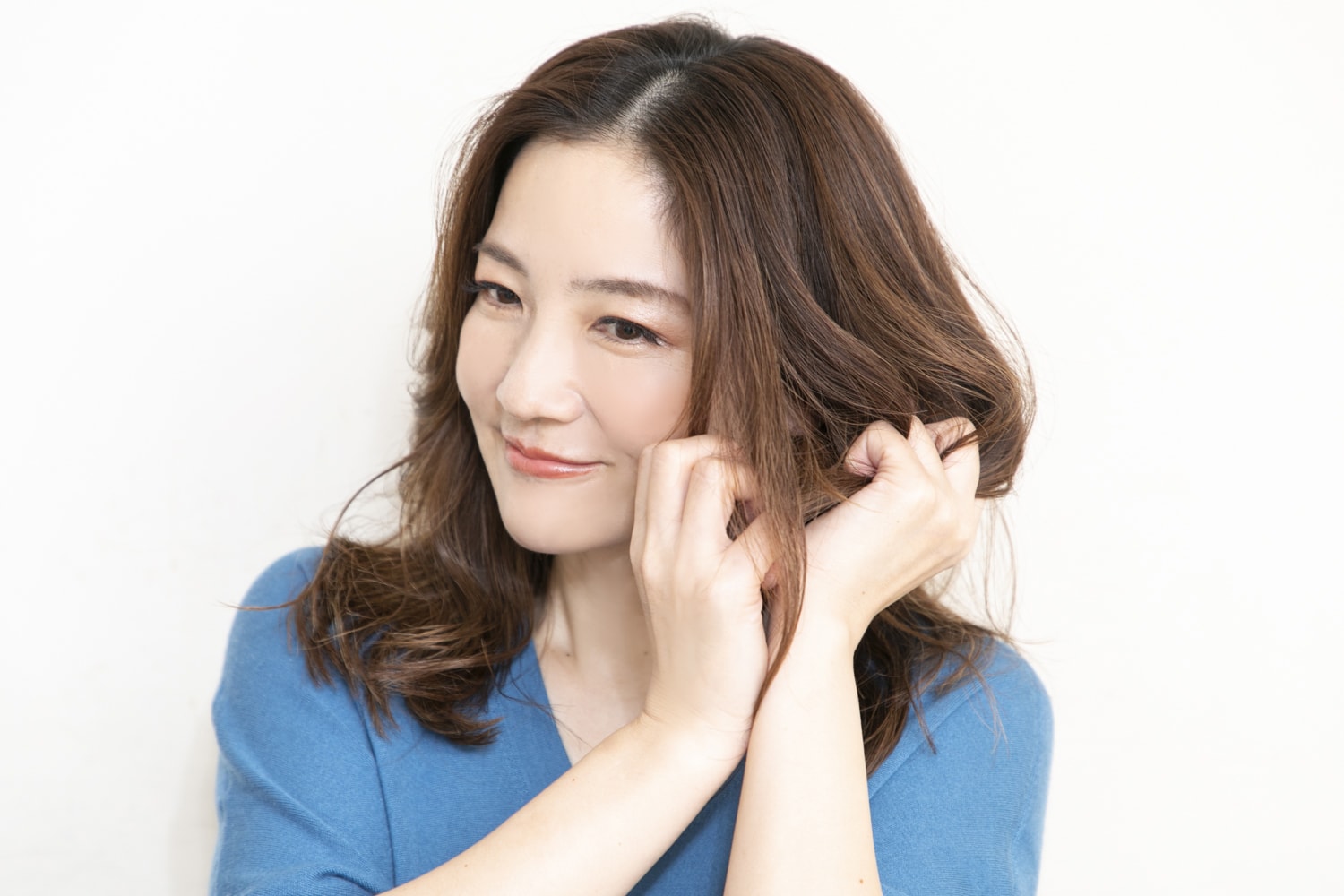手のひらにヘアバターをなじませ、髪全体にもみこむ。