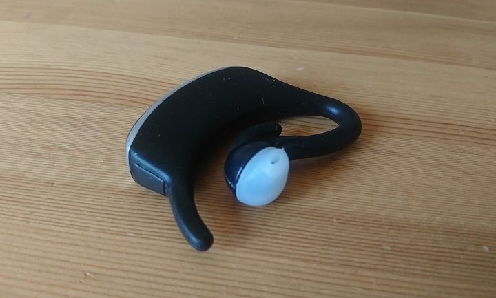 左右どちらの耳につけるかはお好みです。編集部で試したところ、密着させるためかアーム部分は思ったよりタイトでした。