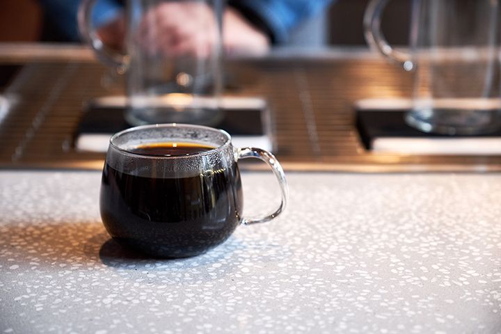 一杯ずつ丁寧にハンドドリップされ、名前を呼ばれて手渡しされる。ブレンド ¥450〜