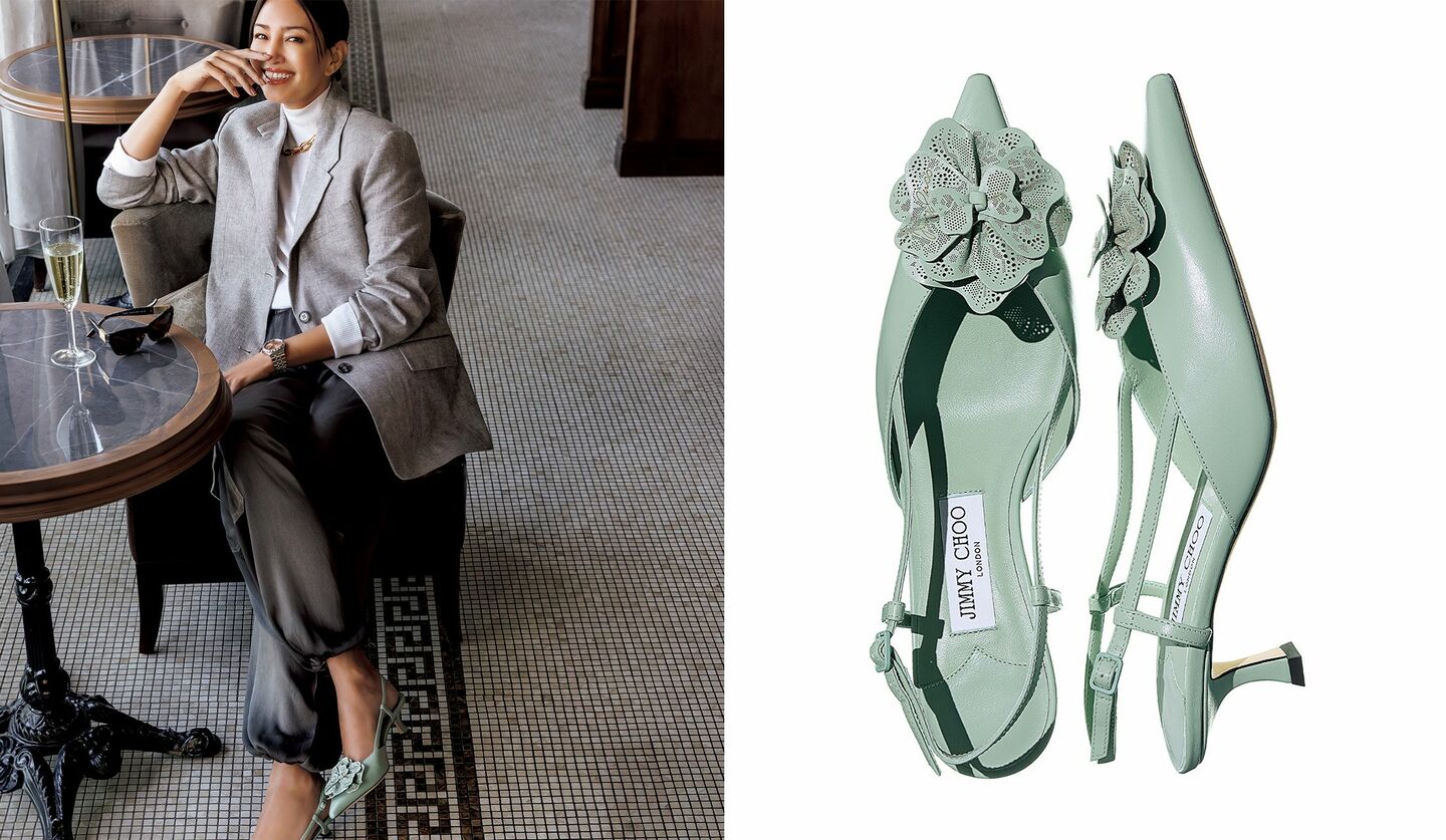 春らしいペールグリーンのスリングバックパンプスには、パンチング加工が施されたレザー製のフラワーコサージュが。「JIMMY CHOO」の靴『ミミ』を履いたRINAさん