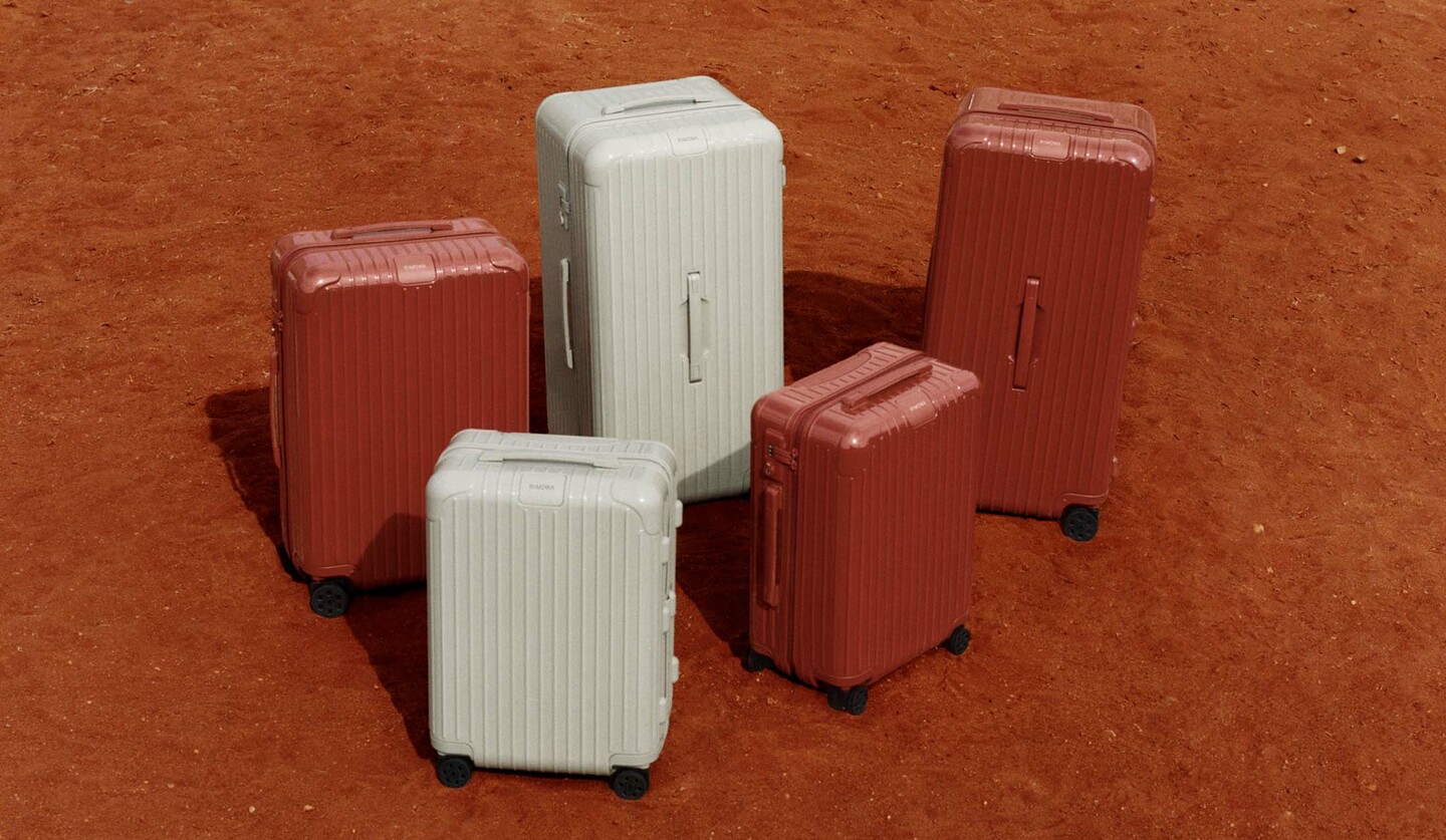 リモワの「エッセンシャル」シリーズから登場するシーズン限定カラー「テラコッタ」と「クレイ」