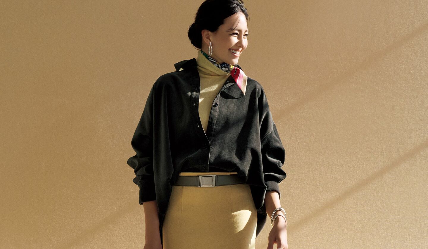 「効かせ」て重ねる知的なコントラストを活かしたコーディネートを着用したモデル