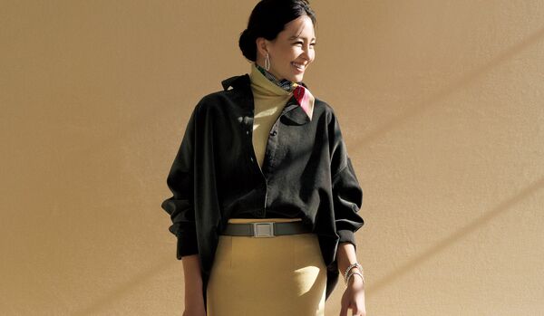 まろやかに効かせる「秋色」コーディネート｜ダークグレーのニュアンスを生かす、イエローとの掛け合わせ