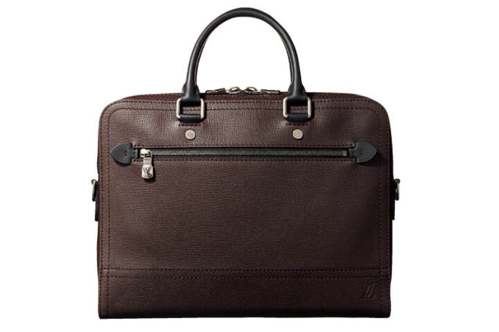 持ちやすい丸みのあるハンドル。外ポケットは、スマートフォンなどの収納に重宝。『キャニオン・ブリーフケース』￥300,000［縦27.5×横37.5×マチ7.5cm］