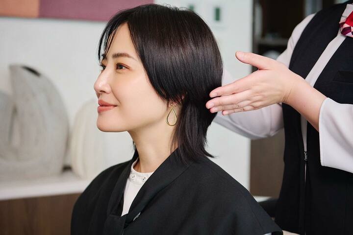 Reiko Maki Precious専属モデル　誌面を飾る凛とした美しい顔立ちもさることながら、誰にでも分け隔てなく接する人柄、愛らしい笑顔でスタッフ内にもファン多数。私生活では１児の母。美肌セラピスト・アロマテラピー・フェイシャルリンパケアセラピストの資格を持つ。日々、美容の勉強に励み、美しさを更新中。