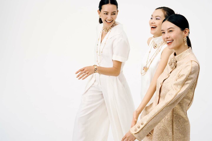シャネルの2025／2026年 クルーズ コレクションのウエア＆ジュエリーを纏ったモデルのRINA、太田莉菜、泉はる