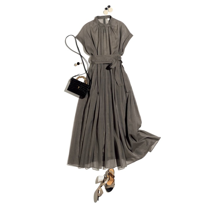 ワンピース[インナーキャミソール・ベルト付き]￥89,000 （ebure）、ピアス￥28,000 （show room SESSION〈カイマナ〉) 、バングル￥14,000（ウノアエレ ジャパン〈ワンエー アールバイウノアエレ〉) 、バッグ￥108, 000（バリー 銀座店）、靴￥41,000（シジェーム ギンザ〈ハルマネラ〉)