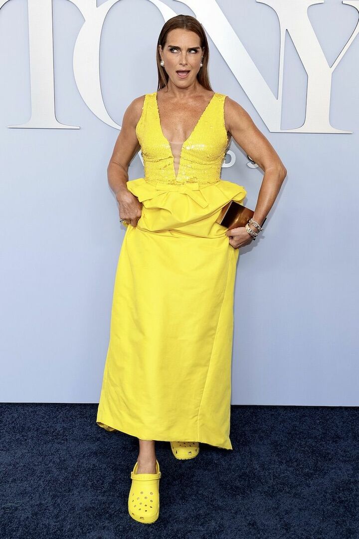 カジュアルなクロックスで登場し、話題を集めました。足の手術の3日後だったため、ヒールのシューズは難しかった様子。