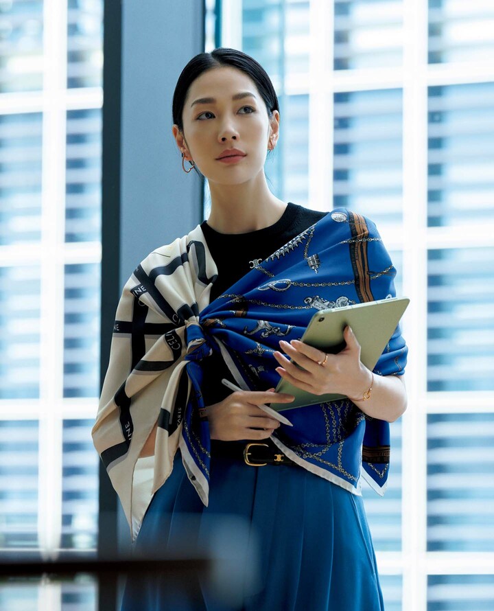スカーフを着用したモデルの大塚まゆかさん