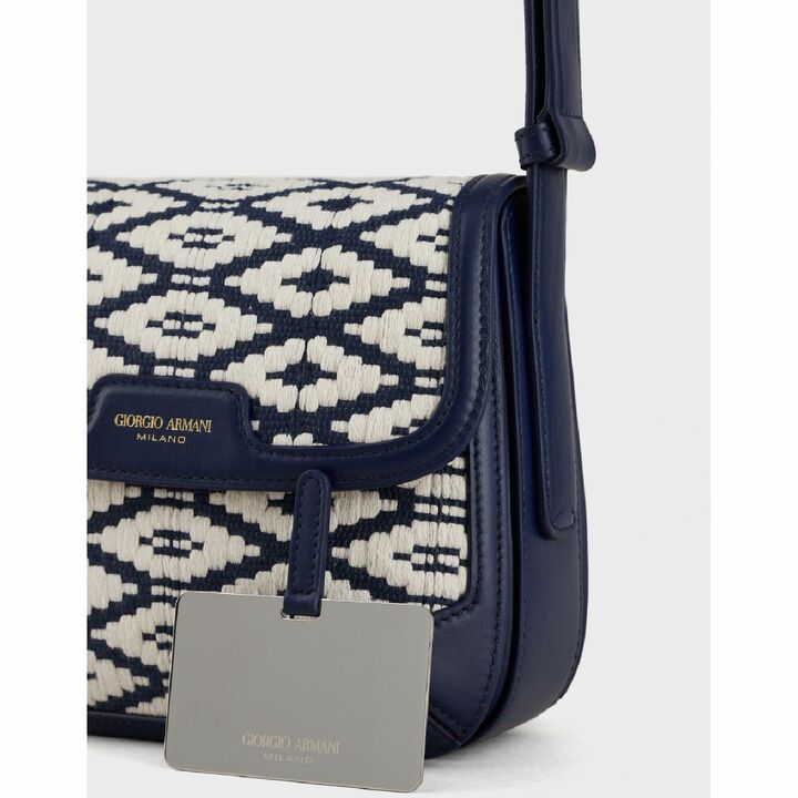 刺繍の編み込みが美しい！ジョルジオ アルマーニの人気シリーズ「ジョルジオ アルマーニ ラ プリマ」から新作バッグが登場 | Precious