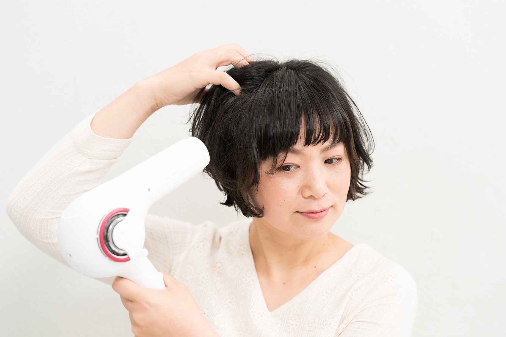 毛先ではなく根元に。