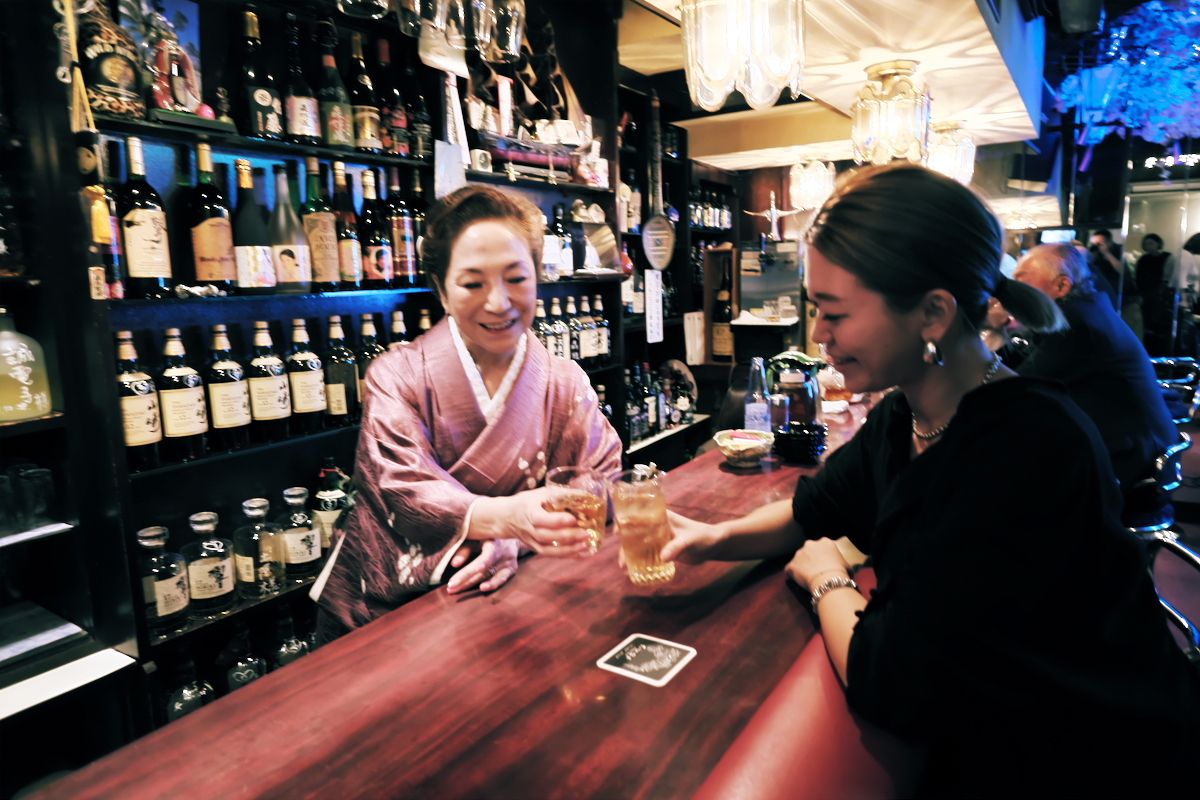 友子ママが作ってくれたウーロンハイで乾杯