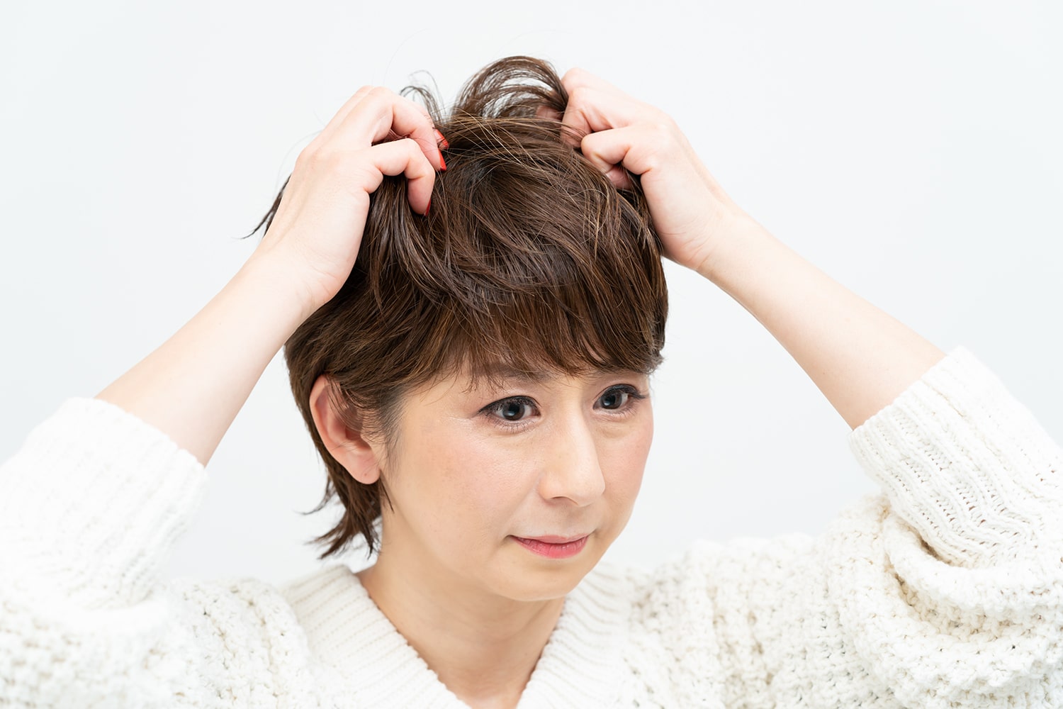 ワックスは親指の爪くらいの量を手のひらに伸ばす。握ることで束感が生まれ、毛流れも整う。