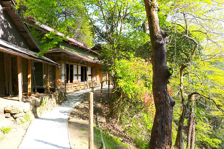 WOODLAND BOTHYが所有する敷地内には、古民家宿泊施設「大峰」もある