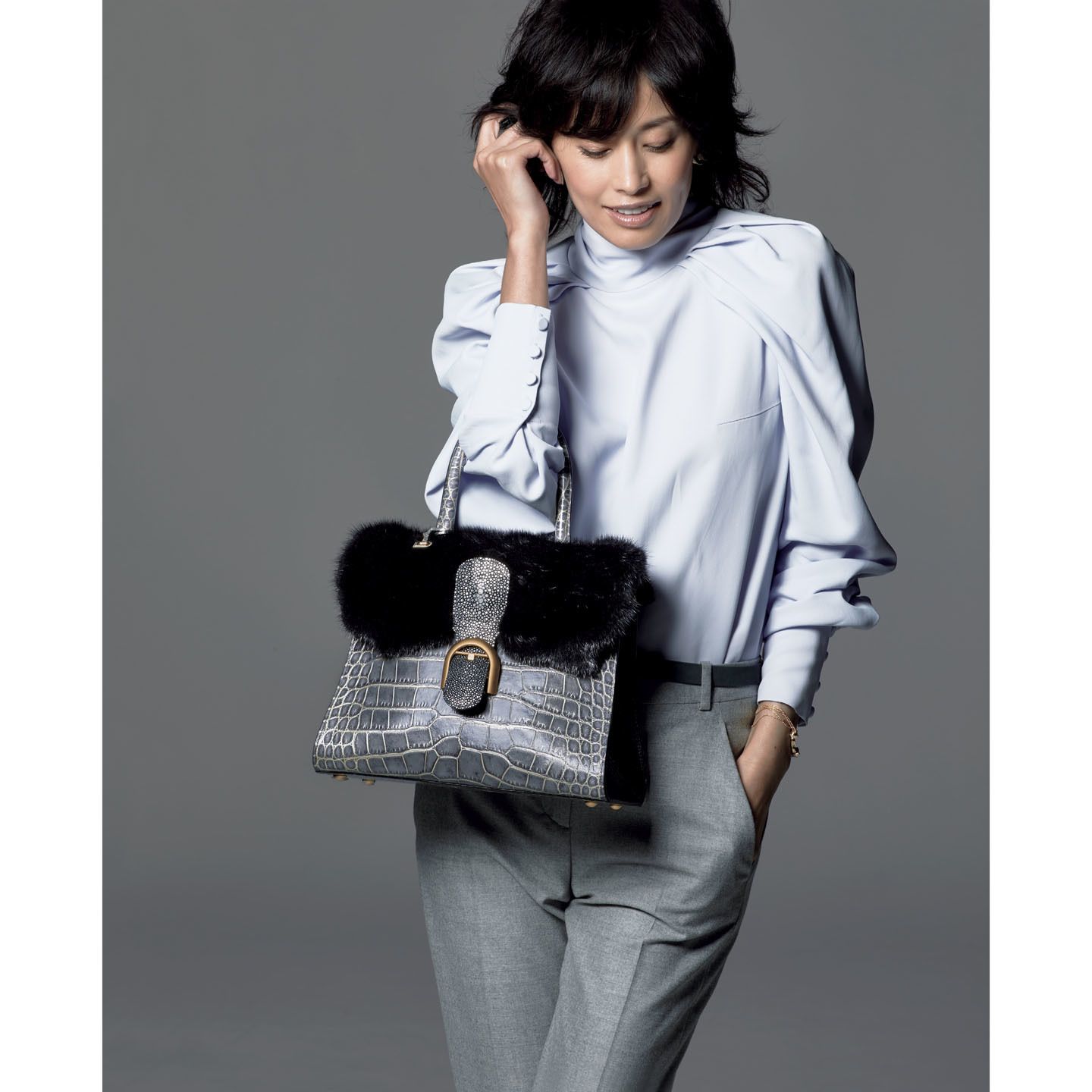 『ブリヨン MM』¥5,060,000(デルヴォー・ジャパン)、ブラウス¥62,000・パンツ¥54,000(ブルーベル・ジャパン〈カルヴェン〉)、ベルト¥11,000(ウィム ガゼット 青山店〈メゾンボワネ〉)、ピアス¥890,000・ブレスレット¥1,245,000(フレッド)