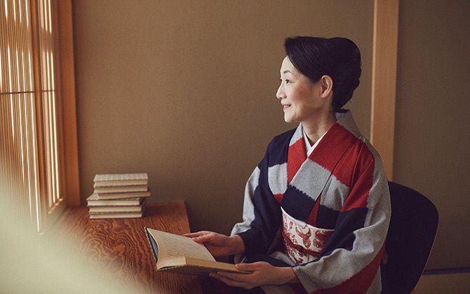 ご自宅でくつろぐ作家・青木奈緖さん