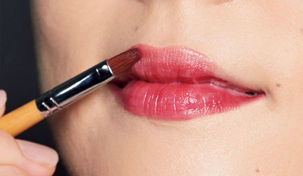 リップの塗り方 赤 ベージュリップの塗り方から 輪郭補正テクなど 大人のためのリップメイク術まとめ Precious Jp プレシャス