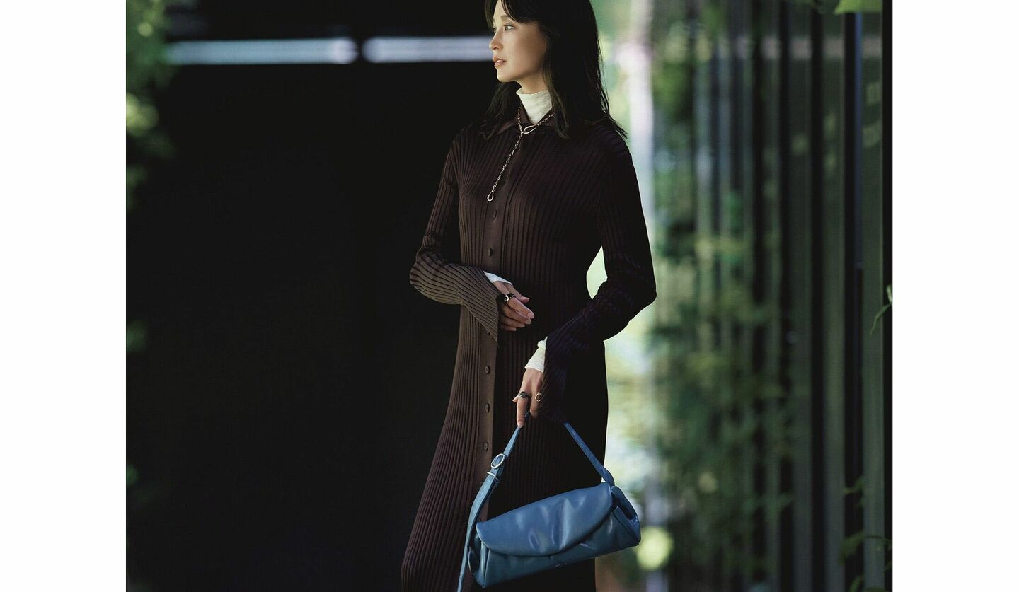 ロングカーディガンに「ジルサンダー」のホリゾンタルバッグを持ったモデル黒田エイミさんの写真