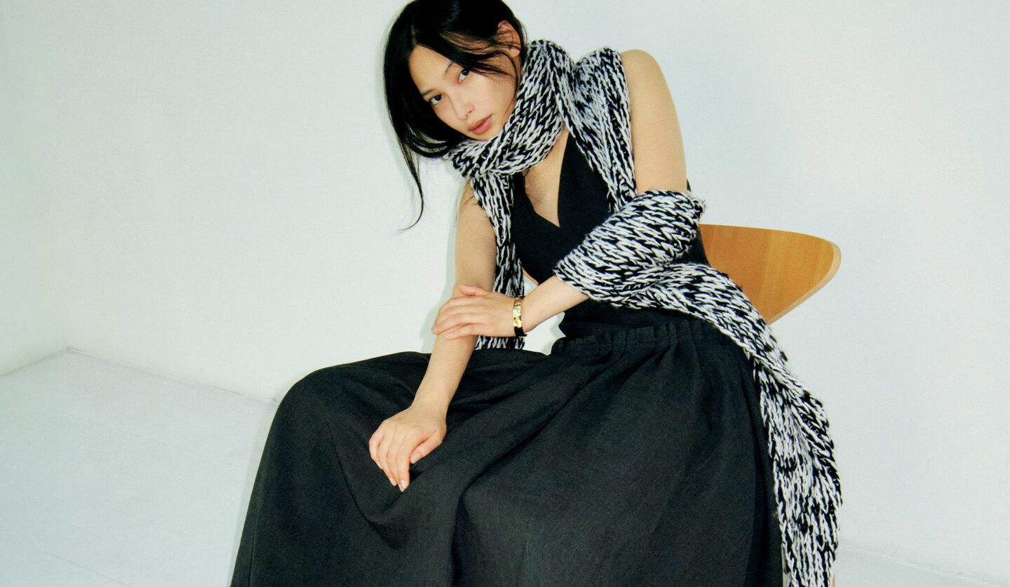 「アミ パリス」のウエアを着用したモデルの大政 絢さん