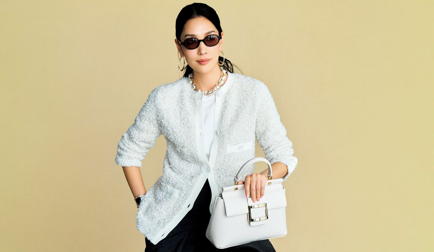 「オーヴィル」のノーカラージャケット、「mtmodelist」のTシャツ、「バウト」のパンツを着用したモデル