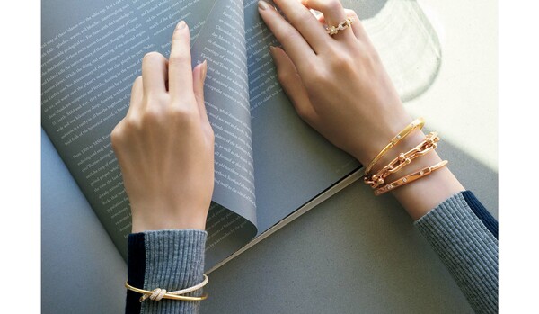 大人女性の手元をセンシュアルに彩るなら「ティファニー」アイコニックなブレスレットを重ねて【「ティファニー」羨望の2月コーディネート】