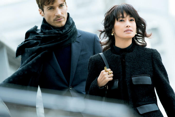 男性／ジャケット\336,000・ニット\104,000・ストール\55,000　女性／コート￥610,000・ワンピース￥510,000・ピアス￥54,000・リング￥45,000［中指］・￥54,000［ひと差し指］・バッグ￥561,000（ルイ・ヴィトン）