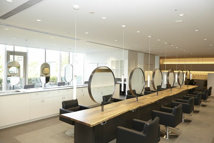 ヘアのみならネイル、ヘッドスパ、アイラッシュ、フェイシャルエステ…トータルでビューティ提案を。ゆったりとした席でリラックスした時間を過ごせる大人のためのサロン。